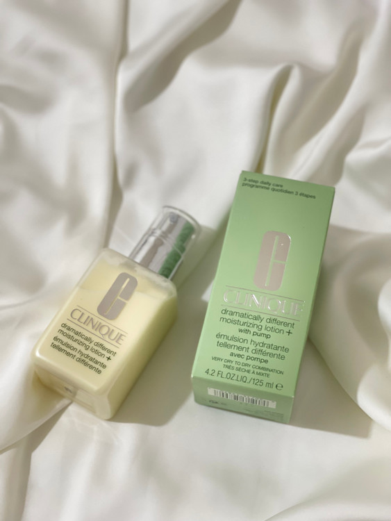 تصویر محصول آبرسان کلـینیک پوست خشک دراماتیکالی دیفرنت